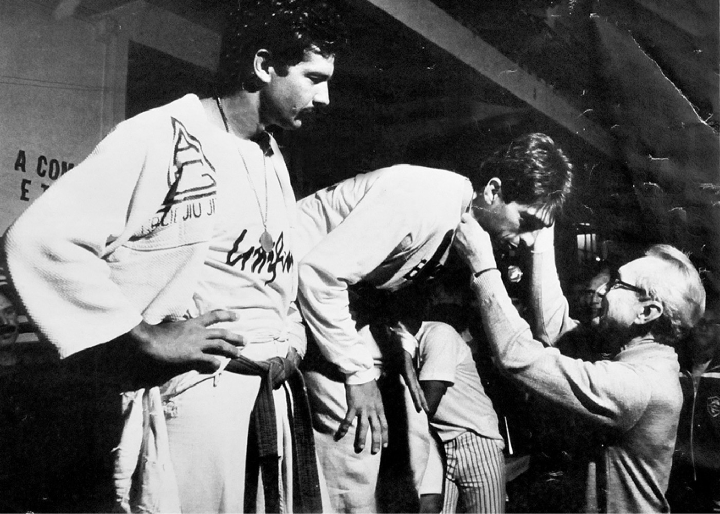 Leão Teixeira being honored by Grandmaster Carlos Gracie